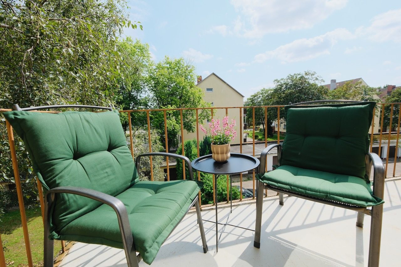 Balkon mit zwei Sesseln und Blick ins Grüne