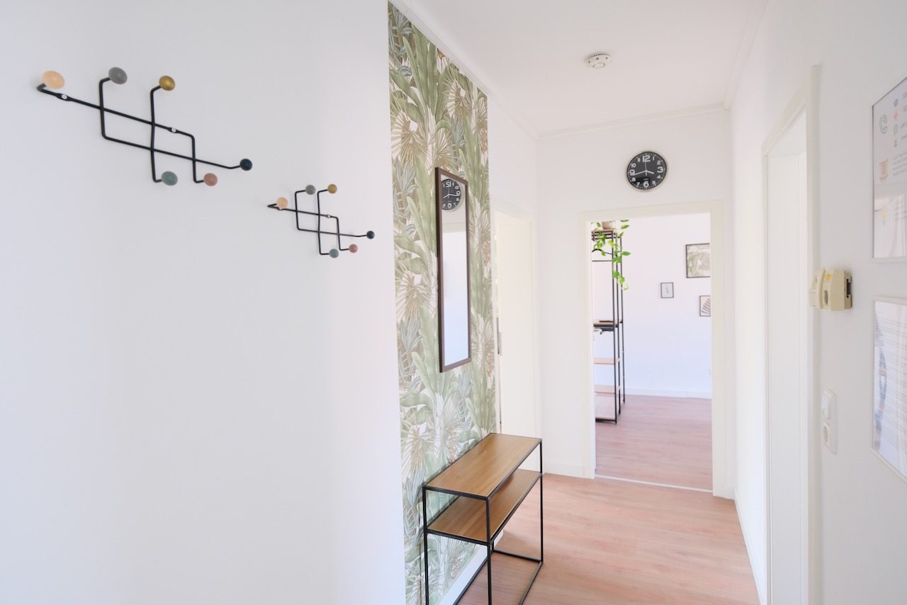 Flur mit Garderobe und Blick in die Zimmer