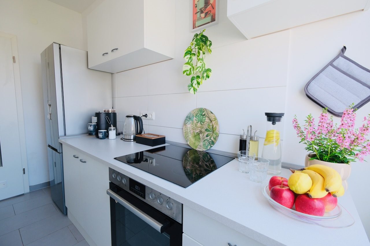 Küche mit Backofen, Kochfeld und Arbeitsfläche